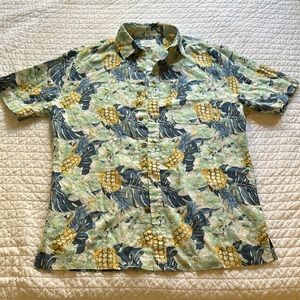Short sleeve button down “Hawaiian” shirt. Pineapple pattern. Men’s SMALL